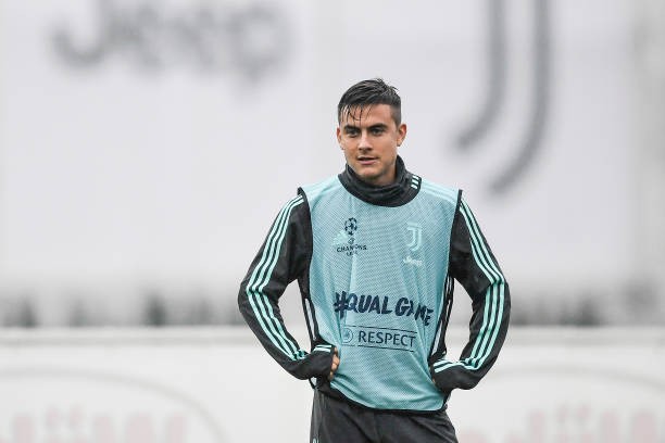 'Kẹp cổ' đồng đội, Ronaldo vui đùa dưới cơn mưa tầm tã - Bóng Đá