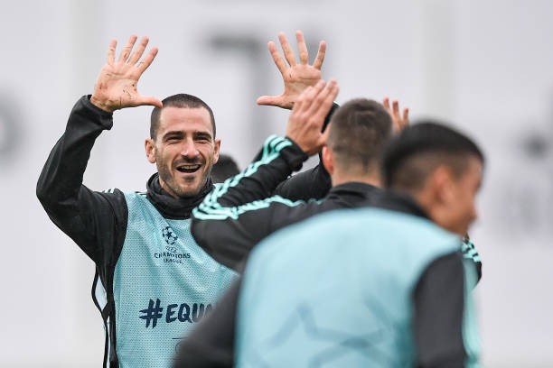 'Kẹp cổ' đồng đội, Ronaldo vui đùa dưới cơn mưa tầm tã - Bóng Đá