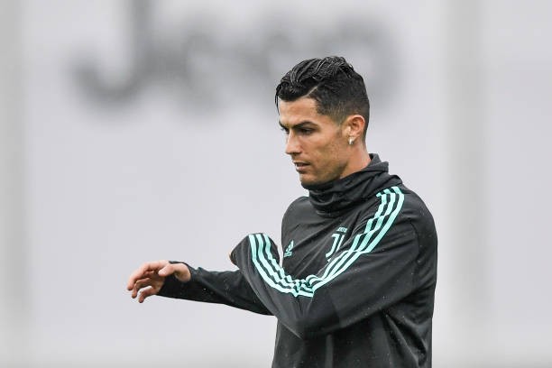 'Kẹp cổ' đồng đội, Ronaldo vui đùa dưới cơn mưa tầm tã - Bóng Đá