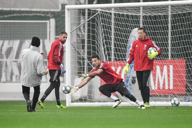 'Kẹp cổ' đồng đội, Ronaldo vui đùa dưới cơn mưa tầm tã - Bóng Đá