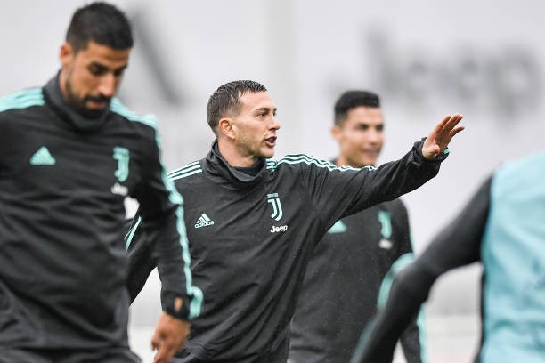 'Kẹp cổ' đồng đội, Ronaldo vui đùa dưới cơn mưa tầm tã - Bóng Đá