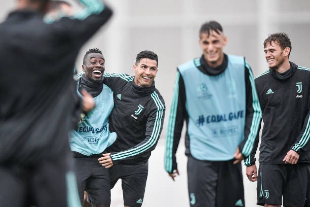 'Kẹp cổ' đồng đội, Ronaldo vui đùa dưới cơn mưa tầm tã - Bóng Đá