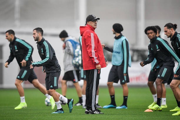 'Kẹp cổ' đồng đội, Ronaldo vui đùa dưới cơn mưa tầm tã - Bóng Đá