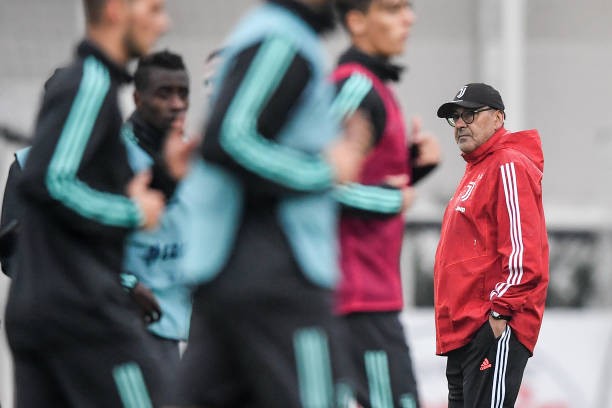 'Kẹp cổ' đồng đội, Ronaldo vui đùa dưới cơn mưa tầm tã - Bóng Đá