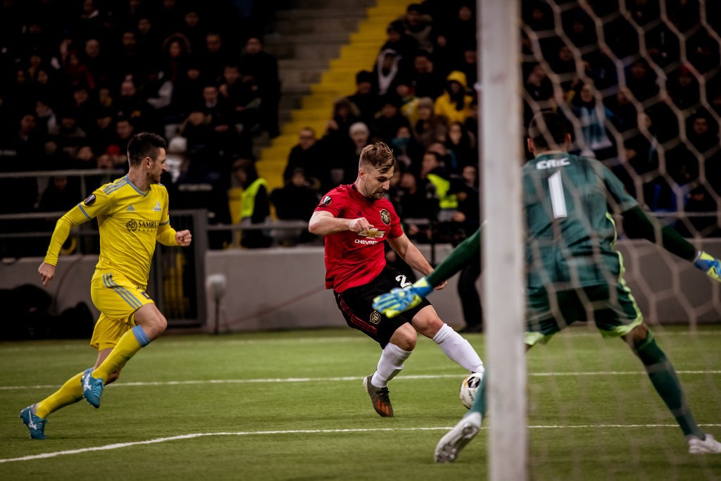 Luke Shaw đã thất bại trong cuộc chiến với Brandon Williams - Bóng Đá