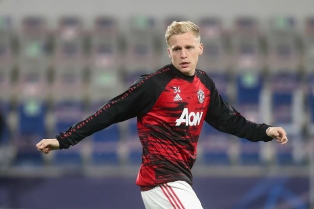 Rafael van der Vaart mocks Man Utd players who are keeping Donny van de Beek out of the team - Bóng Đá