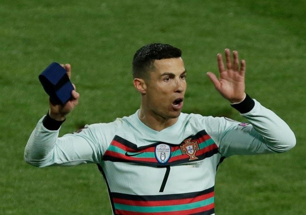 Portugal coach Fernando Santos was less concerned about his captain's reaction - Bóng Đá