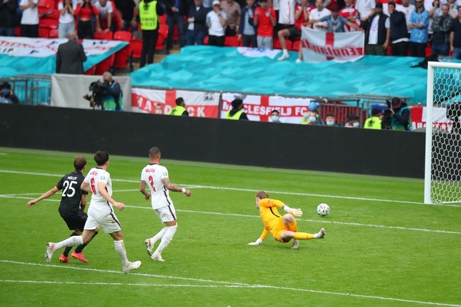 HLV Joachim Low chia tay EURO bằng hành động... ăn gỉ mũi - Bóng Đá