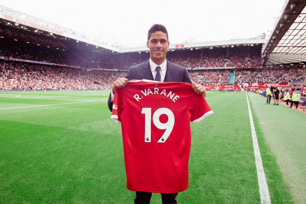 Cristiano Ronaldo reacts to Raphael Varane being unveiled by Manchester United - Bóng Đá