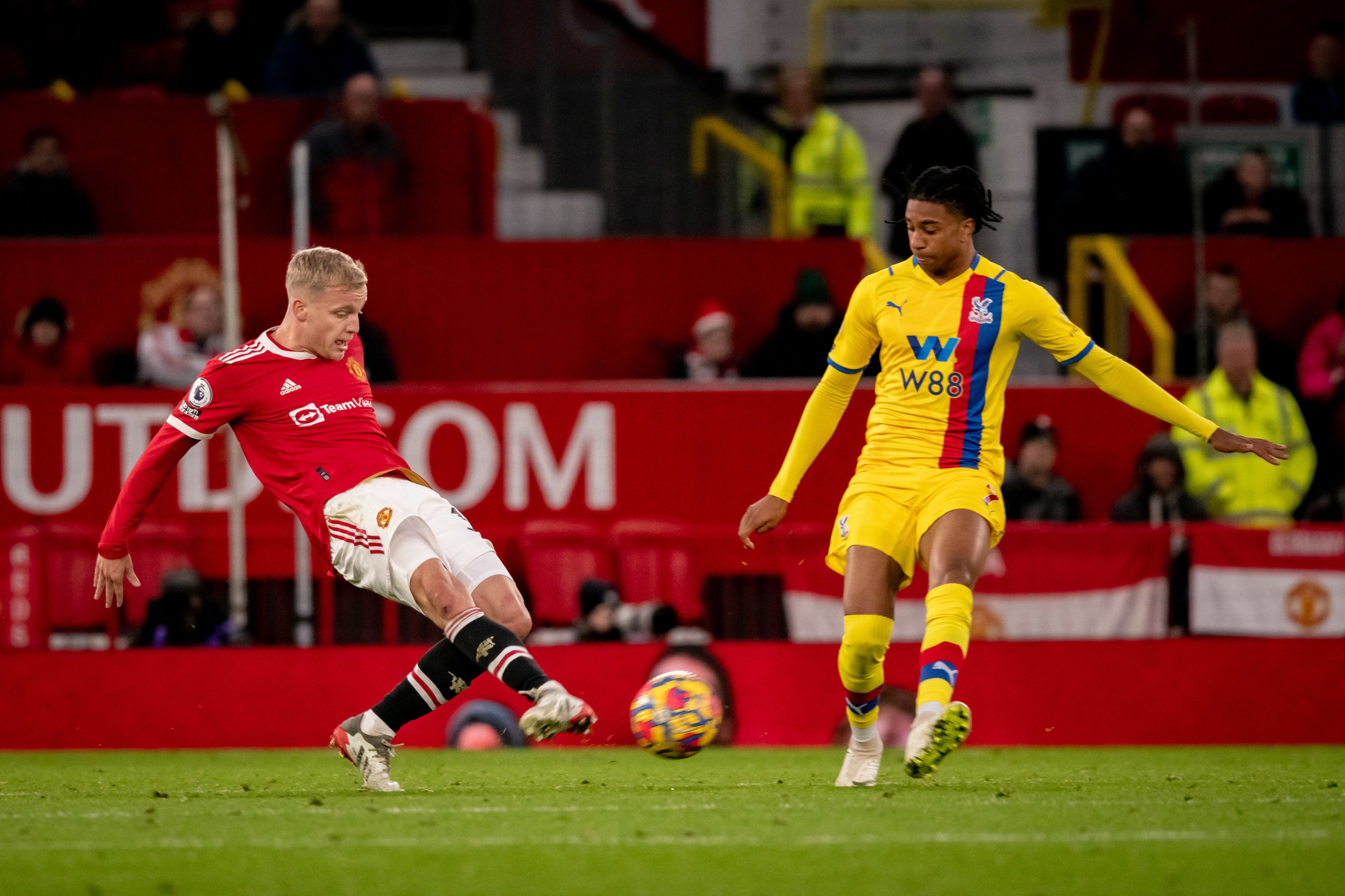 Donny van de Beek agrees terms ahead of United loan exit - Bóng Đá