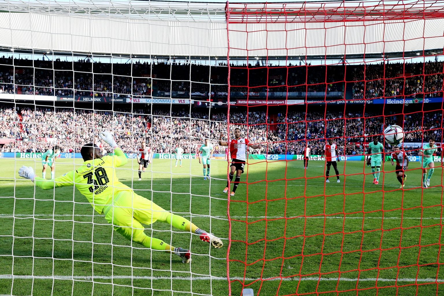 Erik ten Hag sắp hái quả ngọt trước khi tới Man Utd - Bóng Đá