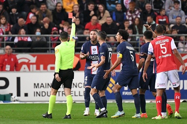 Hakimi bị kẹp cổ; Mbappe đấm người rồi ăn đấm - Bóng Đá