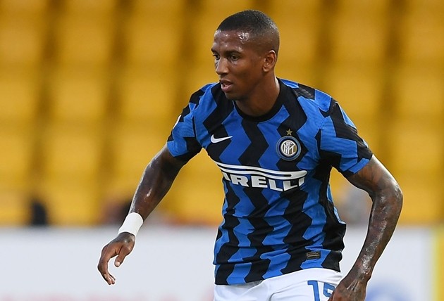 Ashley Young nhiễm COVID-19 - Bóng Đá