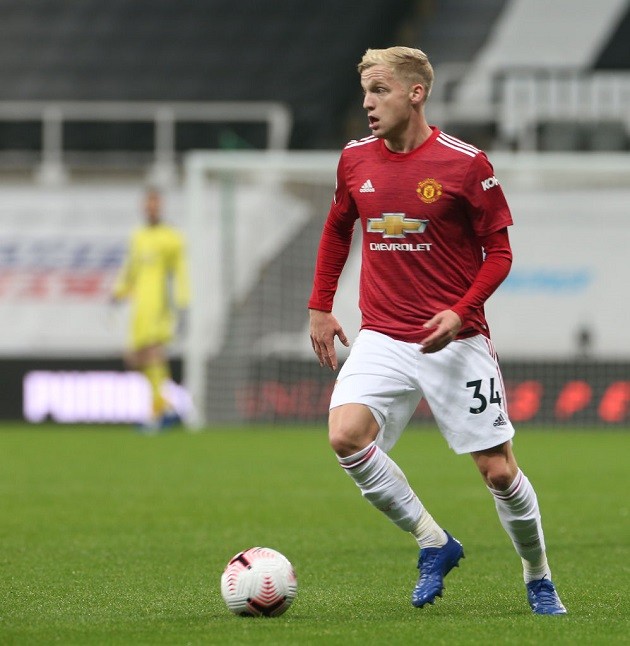 Fans call for Van de Beek to start for United against PSG - Bóng Đá
