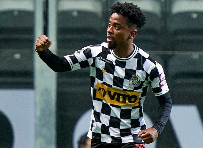 Ex United talent Angel Gomes inspires 3-0 win over Benfica - Bóng Đá