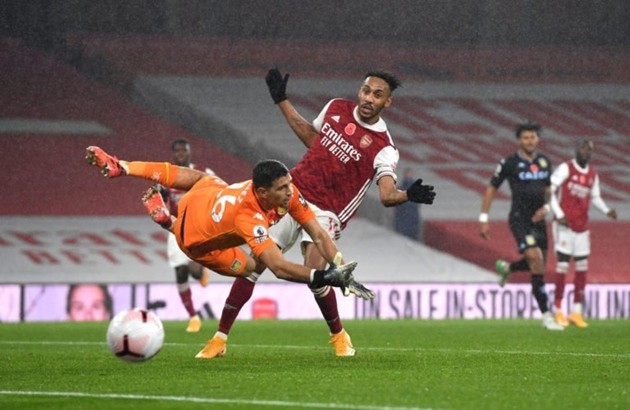 Kevin Campbell told the Highbury Squad Podcast that Arsenal need to ‘stop crying’ over Emiliano Martinez’s transfer to Aston Villa - Bóng Đá