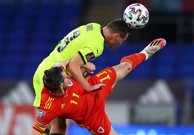 Gareth Bale lands elbow on Ondrej Kudela – the man accused of racially abusing Rangers star Glen Kamara - Bóng Đá