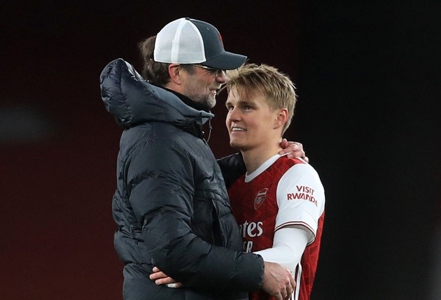  Martin Odegaard hugs and talks to Liverpool boss Jurgen Klopp after Arsenal are smashed - Bóng Đá