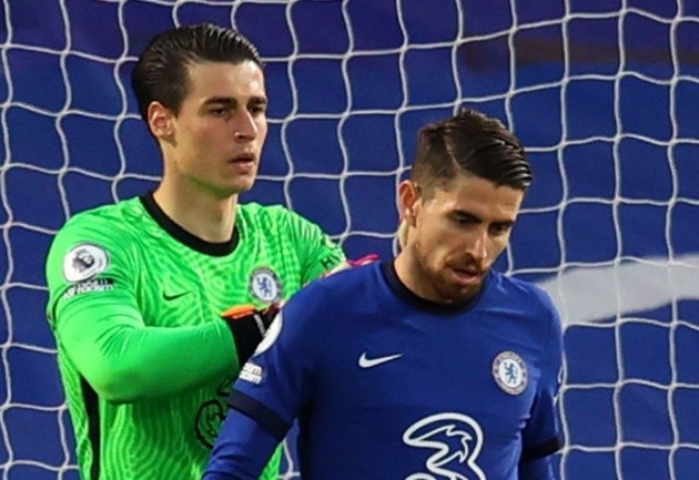 Kepa vỗ vai Jorginho - Bóng Đá