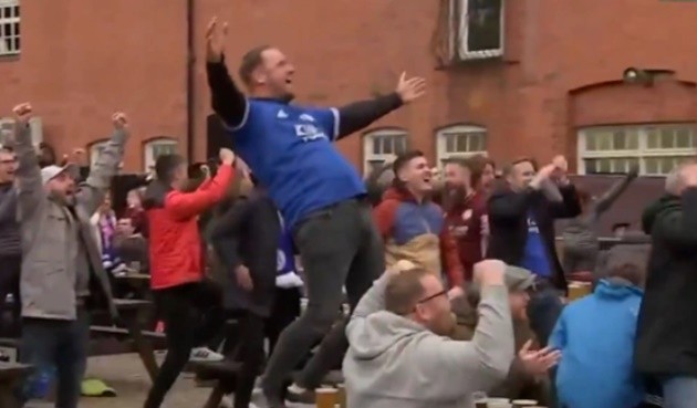 Leicester fans celebrate in pub as VAR comes to rescue and disallows Ben Chilwell’s dramatic late equaliser - Bóng Đá