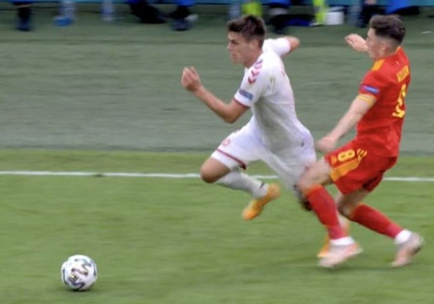 Tình huống vào bóng rợn người của sao Liverpool - Harry Wilson - Bóng Đá