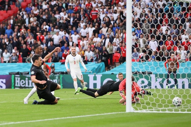 HLV Joachim Low chia tay EURO bằng hành động... ăn gỉ mũi - Bóng Đá