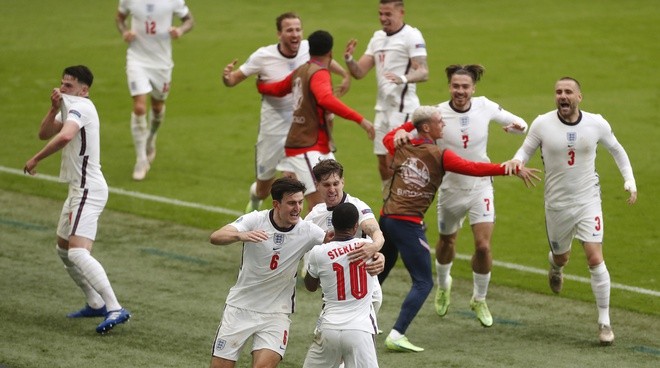 HLV Joachim Low chia tay EURO bằng hành động... ăn gỉ mũi - Bóng Đá