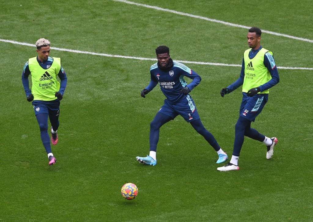 Photo: Arteta calls 18-year-old up to Arsenal first-team training, towers over Partey - Bóng Đá