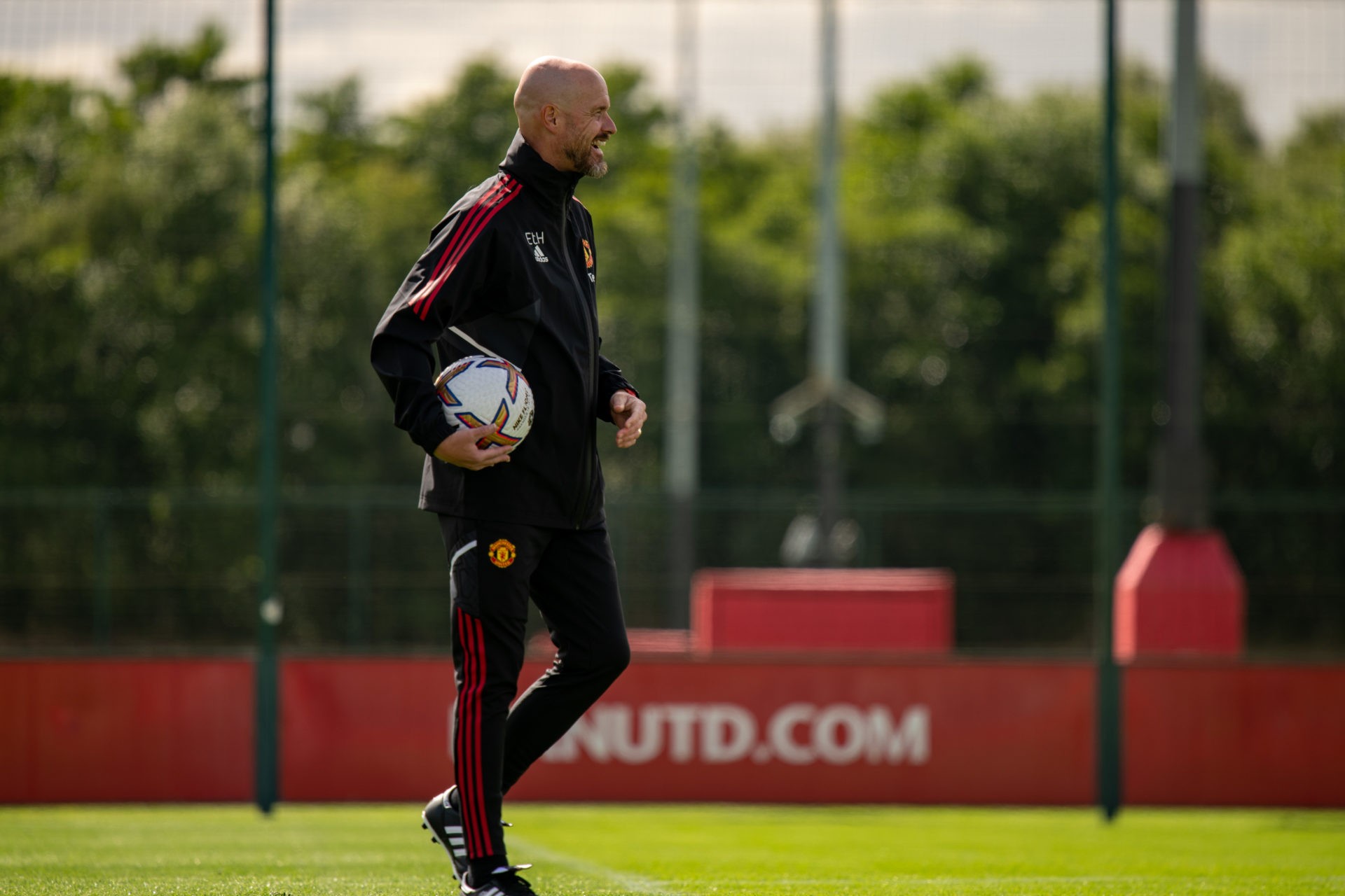 Ten Hag nắm chặt tay một cầu thủ M.U trên sân tập - Bóng Đá