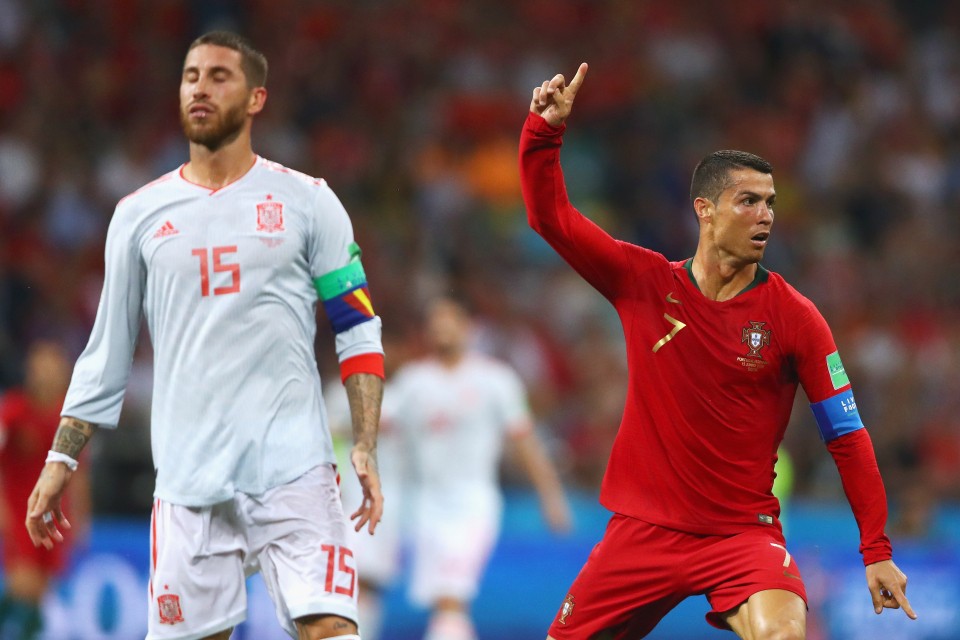 The peace photo: Cristiano Ronaldo and Sergio Ramos, a signed shirt and Pepe as a witness - Bóng Đá