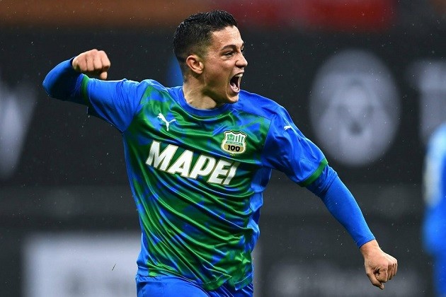 Journalist believes Milan should sign Sassuolo starlet as deputy for Ibrahimovic - Bóng Đá