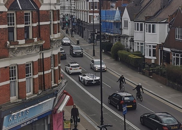 Pierre-Emerick Aubameyang stuck in traffic in Muswell Hill around midday today - Bóng Đá