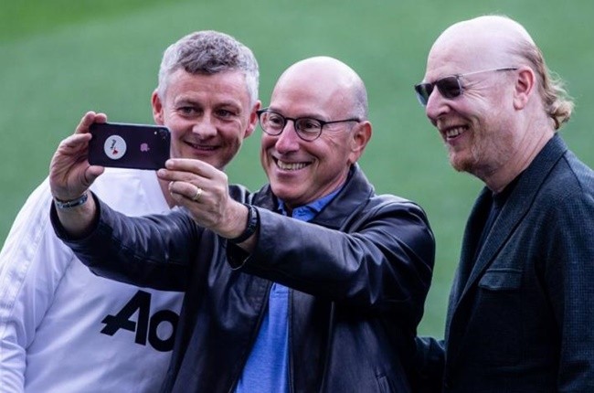 Avram Glazer's snappy reply as Man Utd owner asked about selling club in tense exchange - Bóng Đá