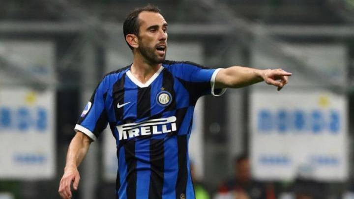 Godín bloquea a Arturo Vidal - Bóng Đá