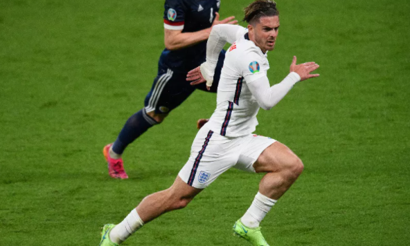 Rõ lý do Jack Grealish đi tất thấp - Bóng Đá