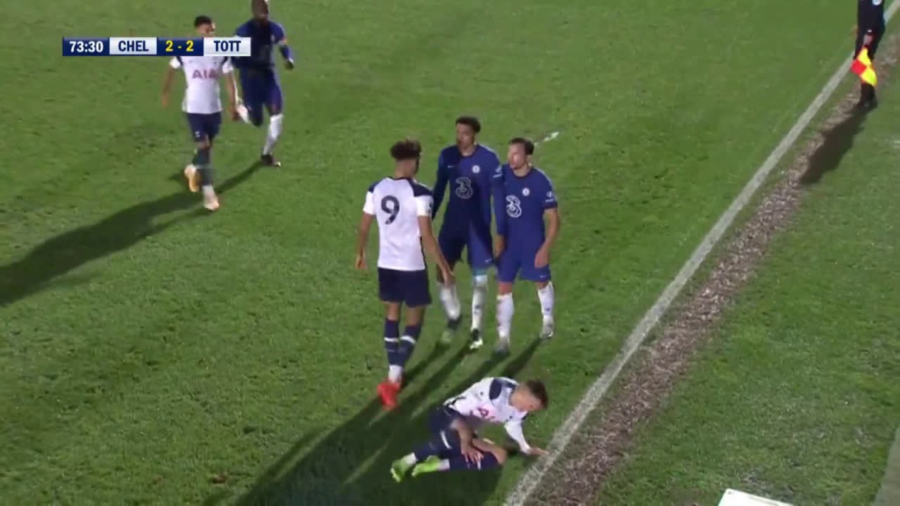 Cech có màn trở lại đáng quên, 