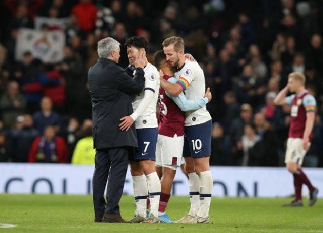 Jose Mourinho takes match ball off Son Heung-min and gives it to Spurs debutant Troy Parrott instead - Ảnh - Bóng Đá