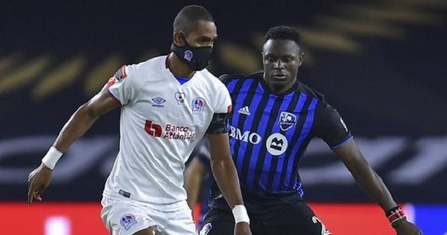 Honduras international Jerry Bengtson takes no chances in desperate bid to avoid catching Covid as he wears his mask DURING game against Thierry Henry - Bóng Đá