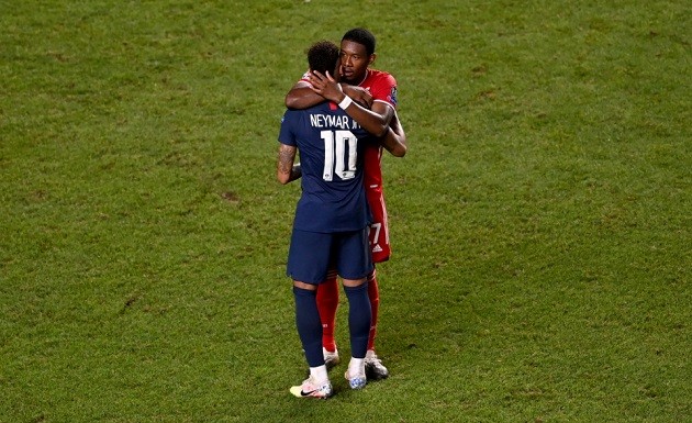 ROLES REVERSED Neymar consoles David Alaba  - Bóng Đá