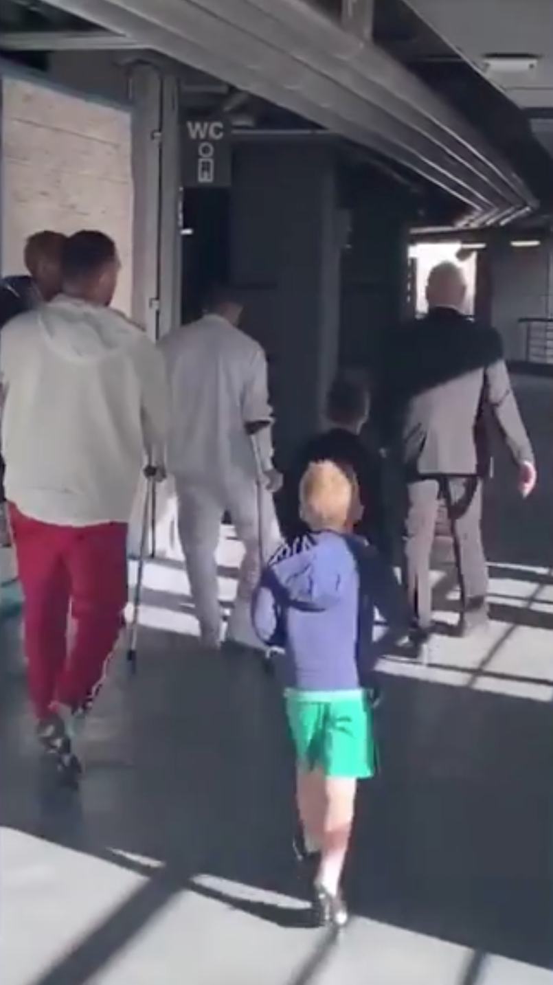 Hazard arrived at the Bernabeu limping and on crutches - Bóng Đá