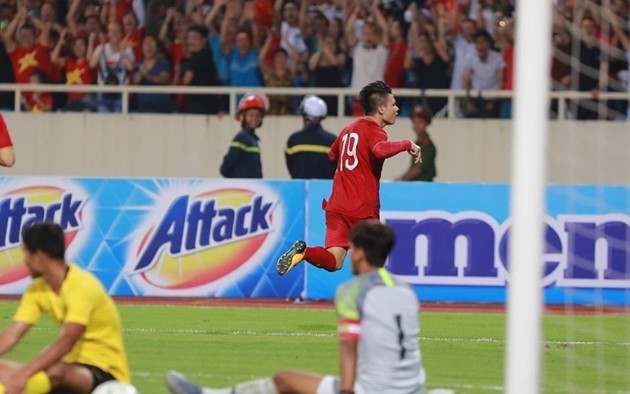 Nhìn lại khoảnh khắc Quang Hải chữa chuột rút cho Abdul Halim Saari  - Bóng Đá