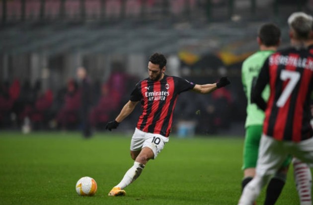 Hakan Calhanoglu sút phạt đẳng cấp - Bóng Đá