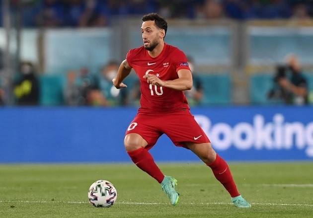 Calhanoglu criticised by papers after performance vs. Italy: “Has anyone seen him?” - Bóng Đá