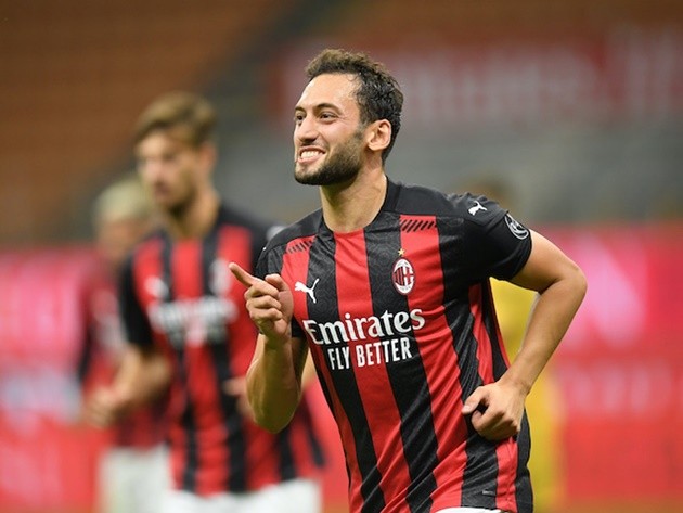 ‘Especially Man United’ – Red Devils ‘knocked’ on Calhanoglu door, suggests contact has been made - Bóng Đá