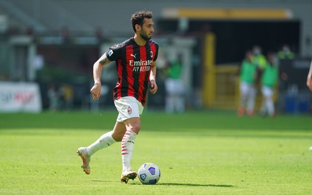PSG chiêu mộ Hakan Çalhanoğlu - Bóng Đá