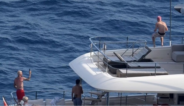 Harper Beckham, 9, zips around the water with dad David - Bóng Đá