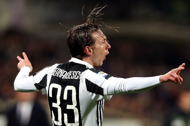 Juventus considering swapping Bernardeschi with Smalling  - Bóng Đá