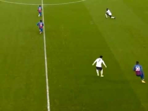 Crystal Palace 1-1 Tottenham: Benteke and Son tussle after forgetting to take a knee - Bóng Đá