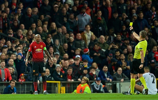 'Kẻ thù' M.U được bình chọn là trọng tài xuất sắc nhất thế giới - Bóng Đá