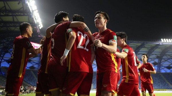 Đội tuyển Việt Nam thăng tiến trên bảng xếp hạng FIFA; Tấn Trường tri ân thầy Park - Bóng Đá